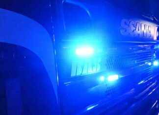 Palokunta sammuttaa autojen tulipalo Ringstorpin alueella news-13082024-043629