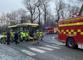 TV: Bussiin törmännyt auto juuttui kiinni news-02122024-154959